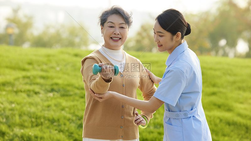 护工费用一年涨三成，2025年请人到底要花多少钱