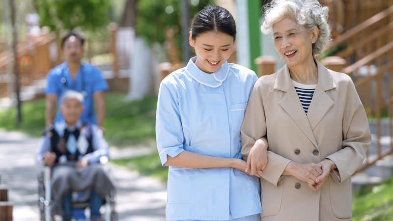 折叠陪护床，如何为失能老人提供舒适与安全？**