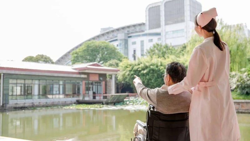 护理岗位：护工与护士，职责差异何在？**